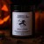 Świeca sojowa Dynia i Goździk (Pumpkin Spice) w haloweenowym przebraniu – zapach dyniowego ciasta z wanilią i przyprawami korzennymi, w szklanym słoiczku.