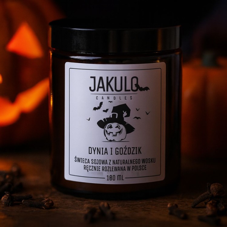 Świeca sojowa Dynia i Goździk (Pumpkin Spice) w haloweenowym przebraniu – zapach dyniowego ciasta z wanilią i przyprawami korzennymi, w szklanym słoiczku.