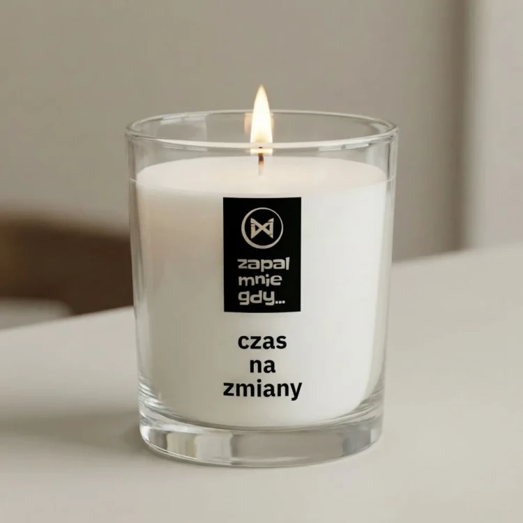 Świeca premium JAKULO z nadrukiem na szkle i drewnianą pokrywką – czas na zmiany