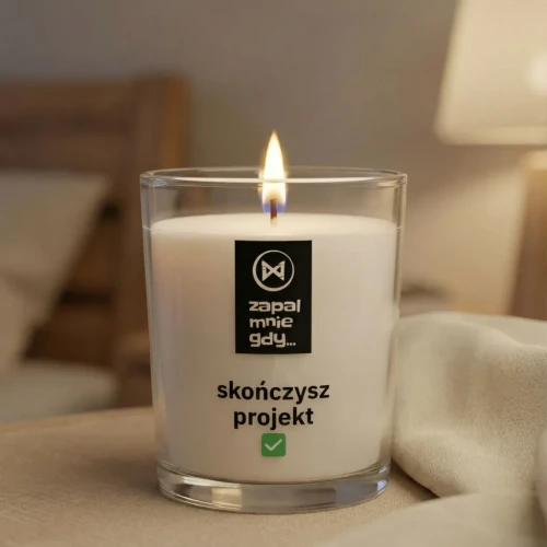 Świeca sojowa premium z nadrukiem na szkle i drewnianą pokrywką. Idealna jako prezent lub nagroda po zakończeniu projektu.