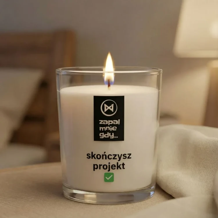 Świeca sojowa premium z nadrukiem na szkle i drewnianą pokrywką. Idealna jako prezent lub nagroda po zakończeniu projektu.
