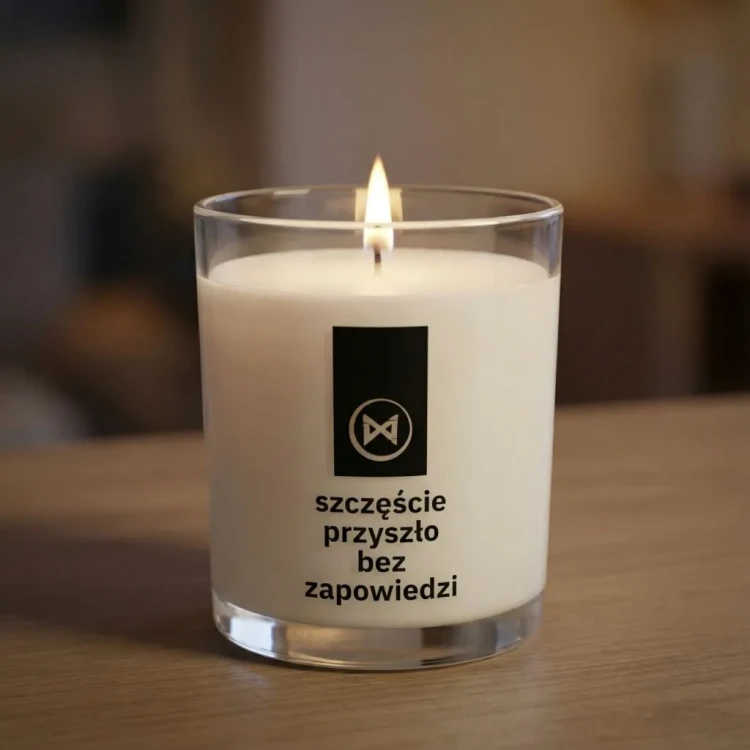 Świeca premium JAKULO z nadrukiem na szkle i drewnianą pokrywką – Szczęście przyszło bez zapowiedzi
