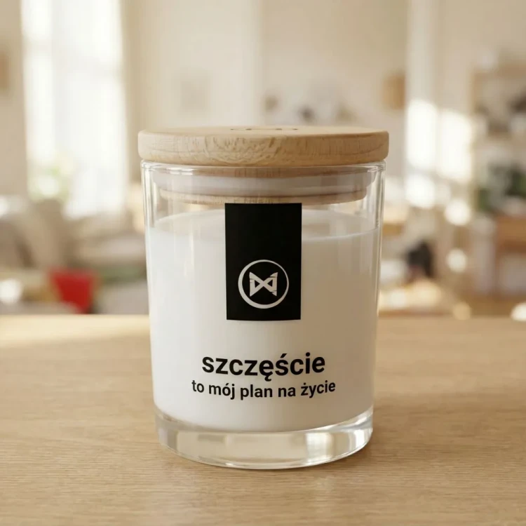 Świeca JAKULO z nadrukiem na szkle i drewnianą pokrywką – Szczęście to mój plan na życie