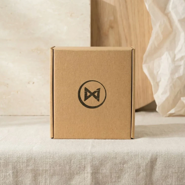 Ekologiczne opakowanie prezentowe świecy sojowej JAKULO Zapal Mnie Gdy 365 ml