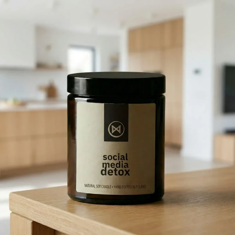 Świeca JAKULO w brązowym słoiku z etykietą z nadrukiem – social media detox