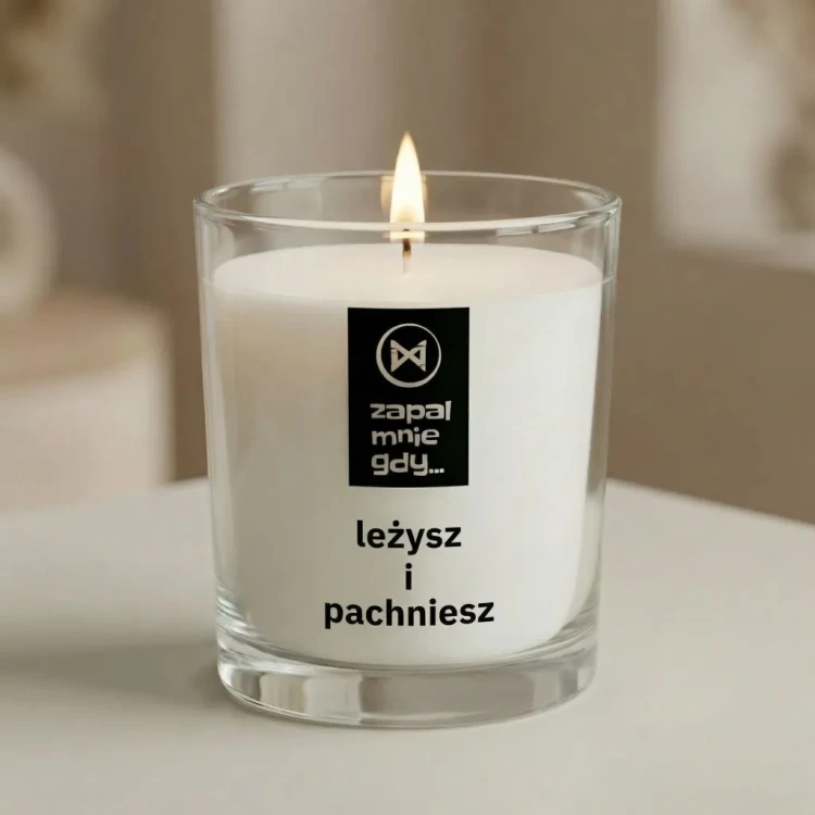 Świeca premium JAKULO z nadrukiem na szkle i drewnianą pokrywką – leżysz i pachniesz