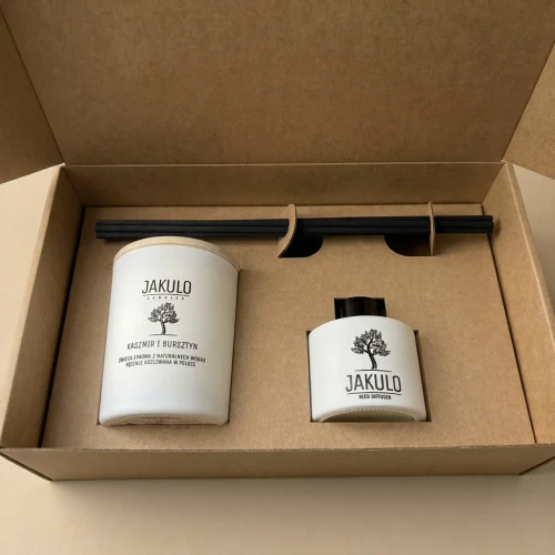 Zestaw Premium JAKULO - świeca sojowa Kaszmir i Bursztyn 280ml z dyfuzorem zapachowym i patyczkami w otwartym pudełku