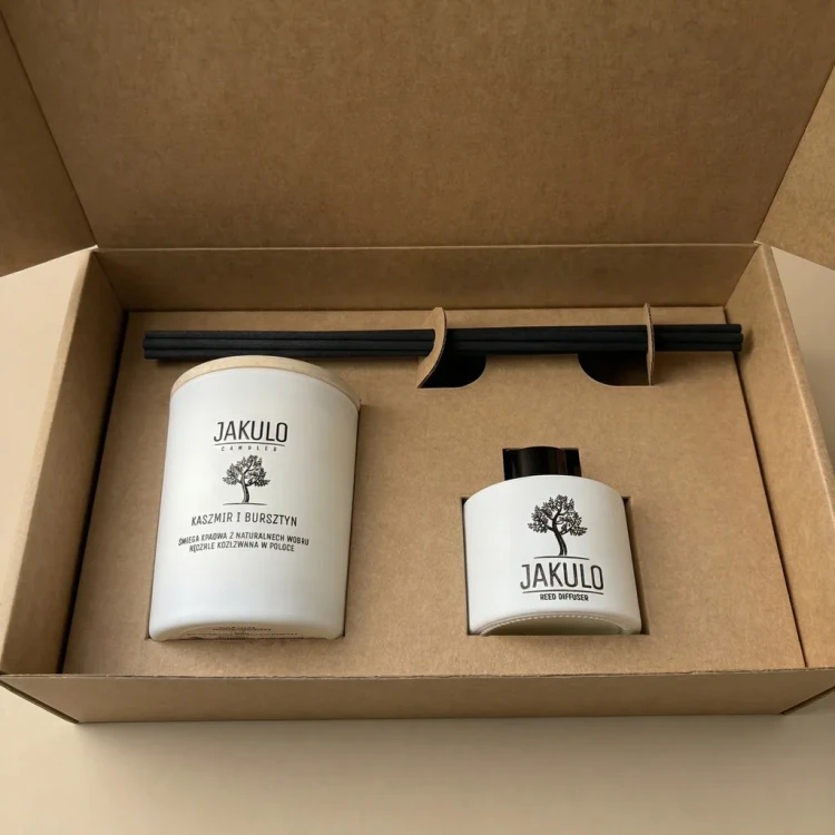Zestaw Premium JAKULO - świeca sojowa Kaszmir i Bursztyn 280ml z dyfuzorem zapachowym i patyczkami w otwartym pudełku