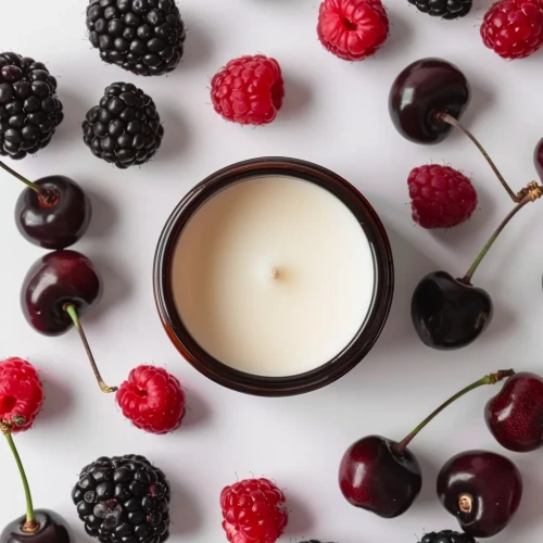 Świeca sojowa 180 ml JAKULO Wiśnia i Malina widziana z góry – elegancki brązowy słoiczek z naturalnym woskiem sojowym i delikatnym knotem, w stylu minimalistycznym